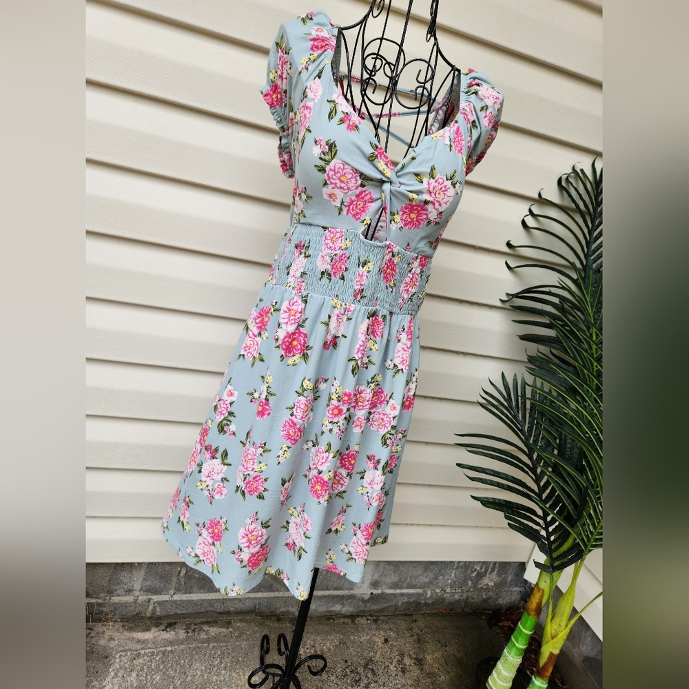 👗🌸〰️No Boundaries〰️ Floral Summer Dress w Criss Cross Back & Cut Out Detail L